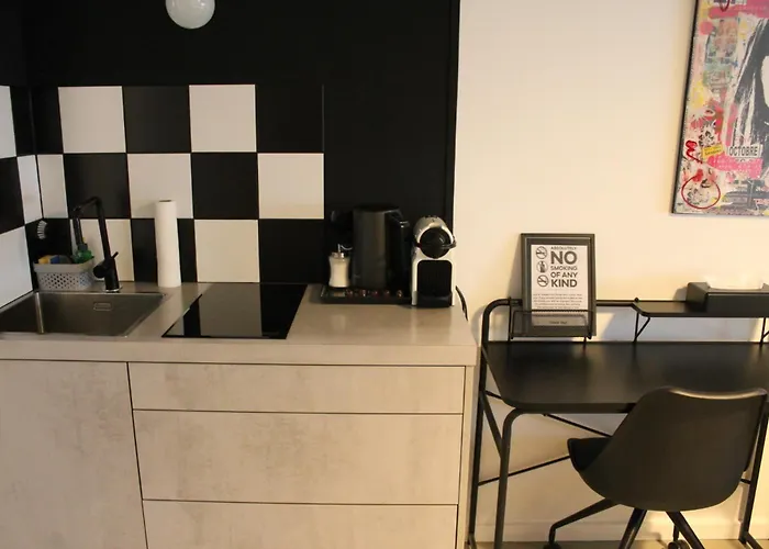 Square Rooms 8